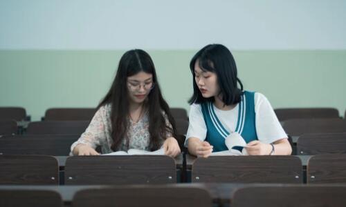 小孩学习英语在线好还是线下好_天津大学生上什么英语补习班好_线上英语哪个好