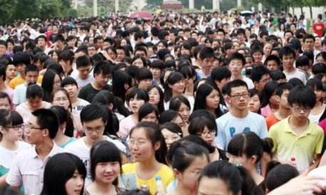 大学这5个专业看似高大上，实际上最没用，就业困难工资低！插图(2)