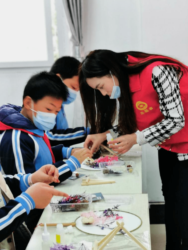 令人神往:最美教师|与红领巾同行 像花儿一样灿烂 ——青山区武东小学邵文秀老师插图(5)