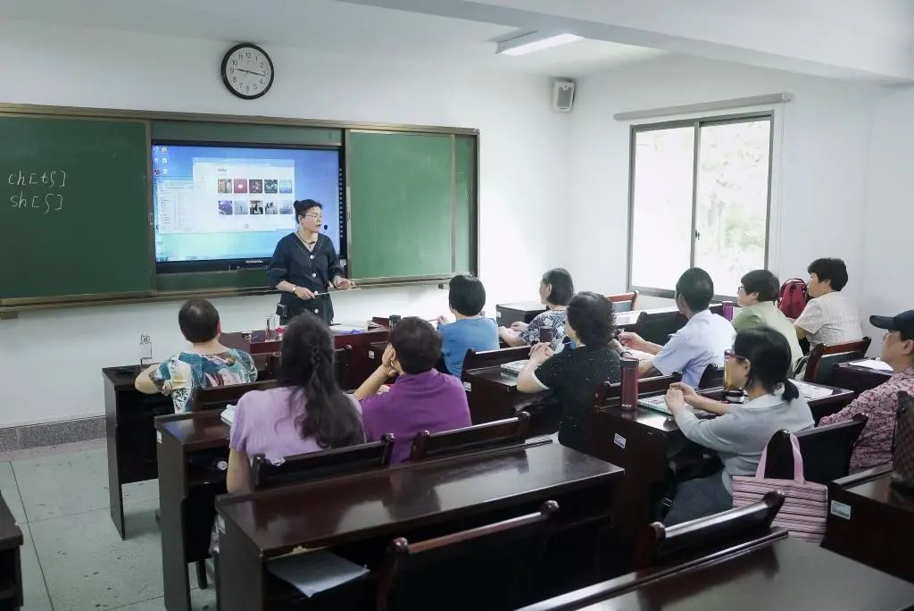 80岁奶奶坐公交都在记单词：我不想得老年痴呆插图(6)